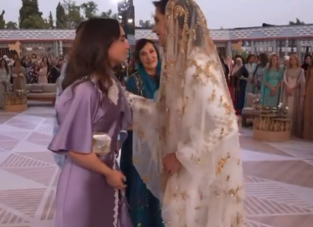 لحظة محرجة في حفل الحناء تجمع الأميرة إيمان ورجوة آل سيف